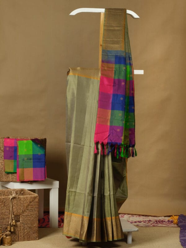 A vintage kanjivaram checks pattu saree with a gap border with a peacock butties - Image 6